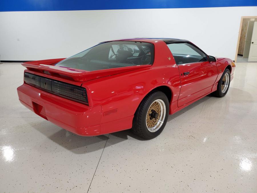  Pontiac Firebird Trans Am GTA T-Roof 1989 года  (фото 13 из 55)